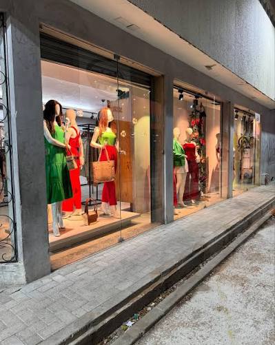 Fachada de uma loja de roupas com vitrine