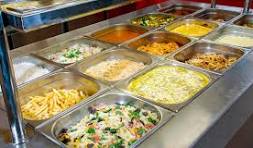 Buffet self-service com bandejas de comida